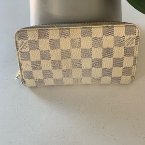 Louis Vuitton Zippy Wallet